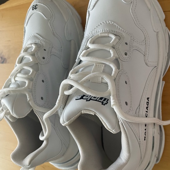 Womens Balenciaga Sneakers. - Picture 3 of 9